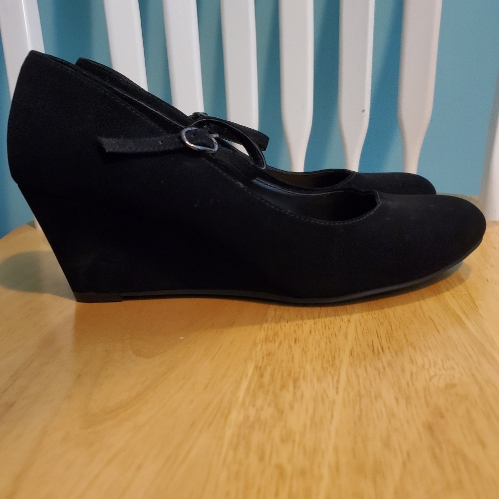 Women's black velvet wedges with strap